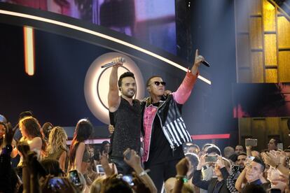 El cantante Luis Fonsi y Daddy Yankee (a la derecha) actuando en la gala de los Premios Billboard de la Música Latina.