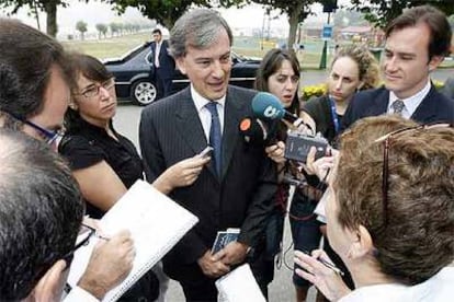 Belarmino García, consejero delegado de France Télécom España, responde a la prensa en Santander.