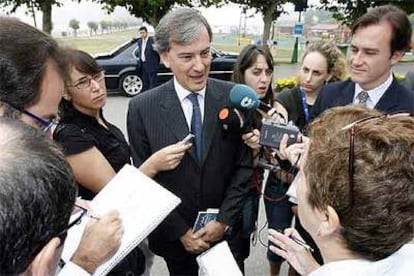 Belarmino García, consejero delegado de France Télécom España, responde a la prensa en Santander.