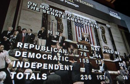 Una imagen de televisión donde se puede ver la retransmisión de la Cámara de Representantes tras el término de la votación.