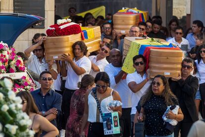Numerosos familiares y amigos de cuatro de los 13 fallecidos en una discoteca en Murcia han participado este viernes en su entierro en Caravaca de la Cruz (Región de Murcia).