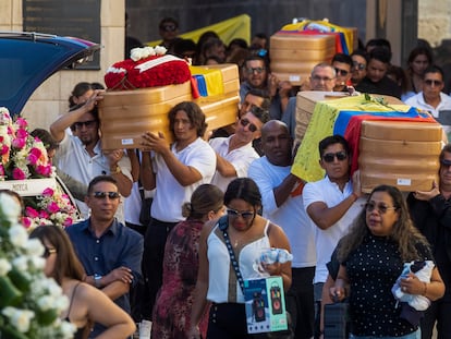 Numerosos familiares y amigos de cuatro de los 13 fallecidos en una discoteca en Murcia han participado este viernes en su entierro en Caravaca de la Cruz (Región de Murcia).