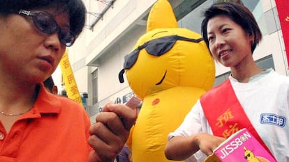 Una voluntaria reparte preservativos en Nanjing (China). 