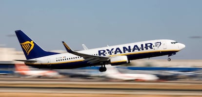 Un avión de Ryanair Boeing 737-800 despega de Palma de Mallorca