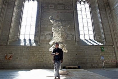 Miquel Barceló, ante una de sus obras, en el imponente Palacio de los Papas de Aviñón.