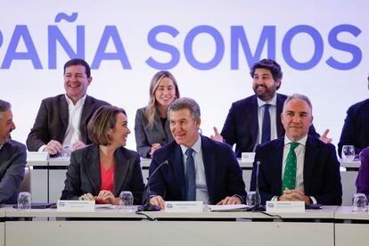 El líder del PP, Alberto Núñez Feijóo, entre la secretaria general, Cuca Gamarra, y el coordinador general, Elías Bendodo, este lunes durante la reunión del comité ejecutivo del partido.