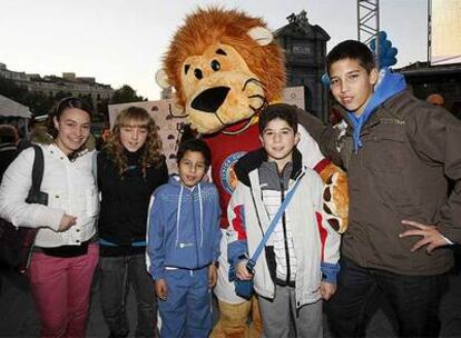 Un grupo de niños diabéticos, junto a la Puerta de Alcalá de Madrid en el Día Mundial de la Diabetes.