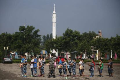 Recogida de diplomas al finalizar el campamento militar de verano.