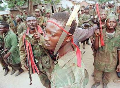 Un grupo de rebeldes congoleños se prepara para el combate cerca de Kinshasa.