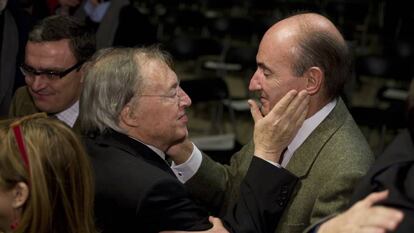 Solé Tura, franc i cordial fins i tot amb els 'adversaris', com mostra el gest amb Miquel Roca, també pare de la Constitució, en el documental 'Bucarest, la memòria perduda', que protagonitzava (2008).