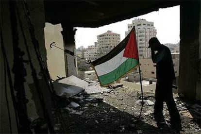 Un policía comprueba los daños causados por los ataques israelíes en la sede del Ministerio del Interior palestino, en Gaza.