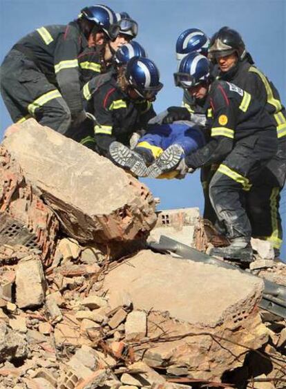 Bomberos en el simulacro de rescate ficticio realizado ayer en las antiguas naves de Macosa.