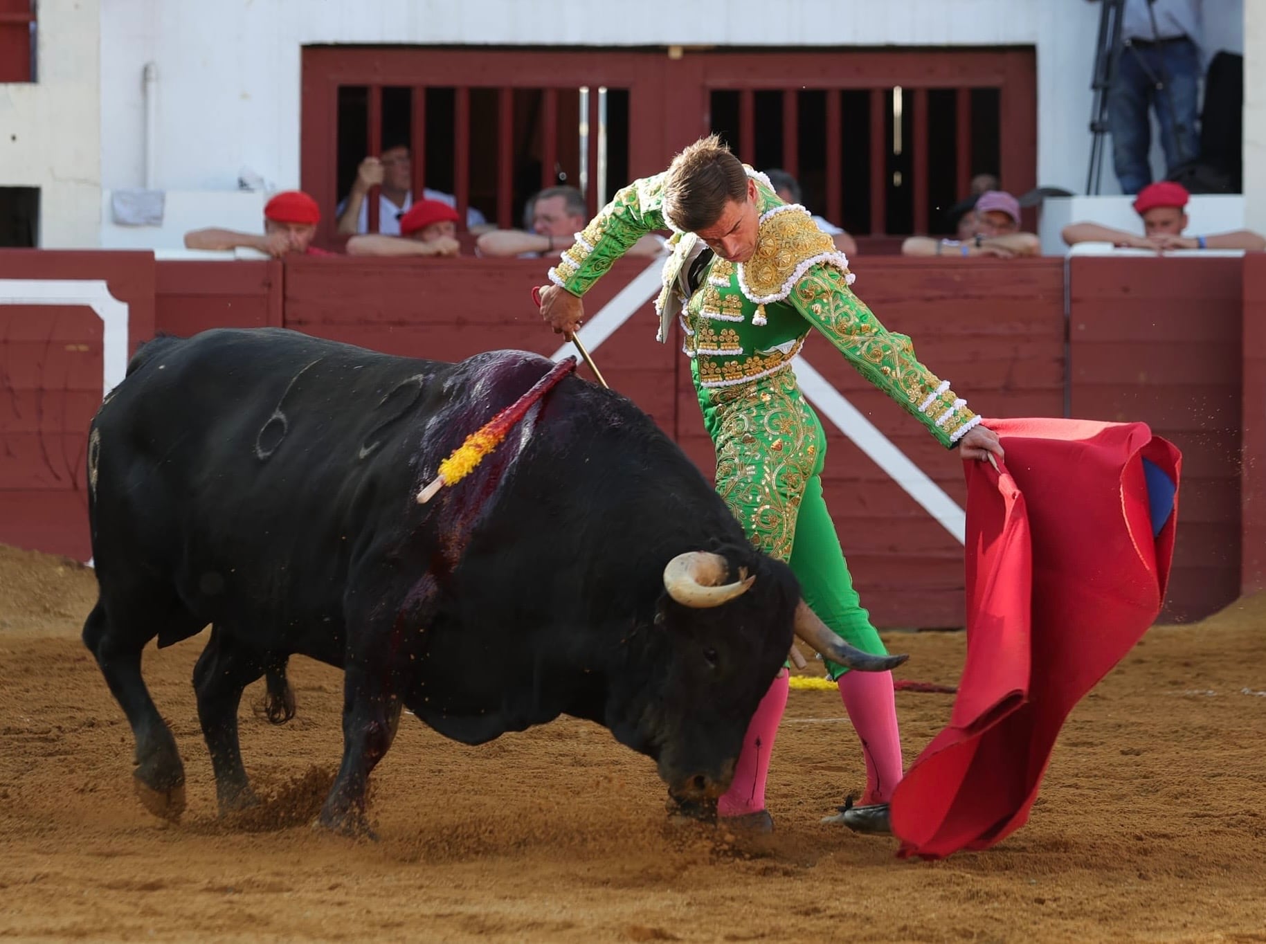 Luis Gerpe torea al natural al segundo toro.