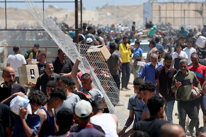 Palestinos se congregan en la zona de reparto de la ayuda humanitaria. 