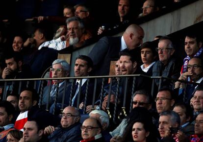 Simeone, junto a Godín en el palco.