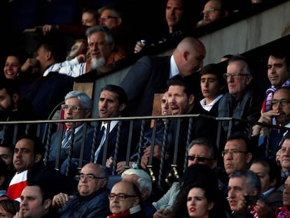 Simeone, junto a Godín en el palco.