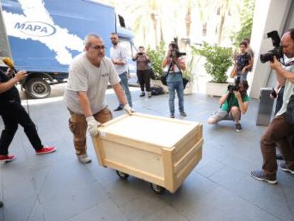 Algo más de 4.000 objetos y documentos han llegado este viernes al Centro Federico García Lorca de Granada