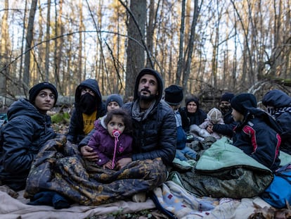 Una familia kurda de 16 miembros de tres generaciones, incluidos siete menores, en el bosque cercano a la frontera entre Polonia y Bielorrusia en Narewka, Polonia, el 9 de noviembre.