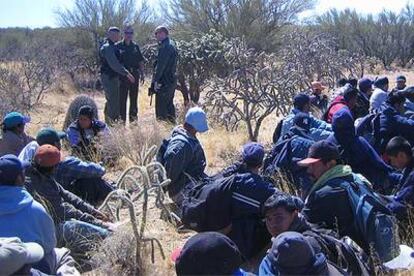 Un grupo de inmigrantes es detenido en el desierto, en un lugar llamado Rancho Caballo Loco.