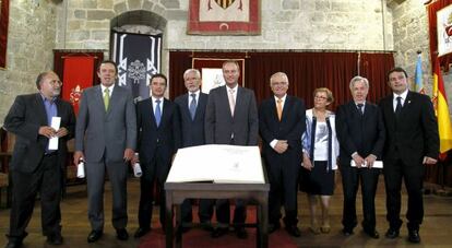 Fabra, en el centro, con algunos de los ponentes del Estatut y la reforma de 2006, y miembros de las Cortes.