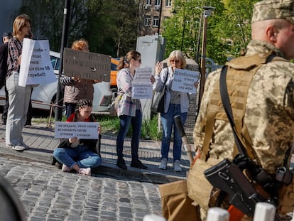 Familiares de soldados se concentran en Kiev, el 11 de abril, para reclamar que se incluyan en la nueva ley de reclutamiento las condiciones de retorno a la vida civil de los que ya sirven en el ejército.