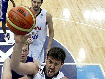 Marc Gasol lanza a canasta ante la mirada de Pau.