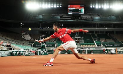 Djokovic rebate a bola na partida contra Sandgren. 