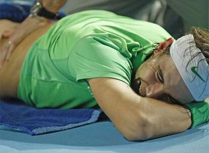 Rafa Nadal, atendido por sus dolores en la espalda durante el partido.