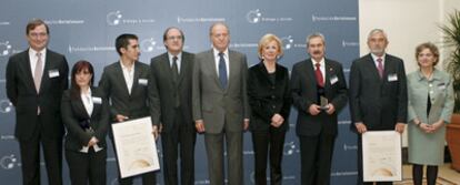 El Rey (en el centro) entre el ministro de Educación, Ángel Gabilondo, y la presidenta del Patronato de la Fundación Bertelsmann, Liz Mohn, con los premiados.