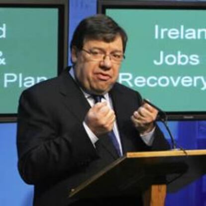 El primer ministro irlandés Brian Cowen, junto al ministro irlandés de Finanzas, Brian Lenihan