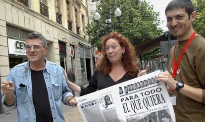 De izquierda a derecha, los escritores Guillermo Saccomanno, Cristina Fallar&aacute;s y Emilio Bueso en Gij&oacute;n.