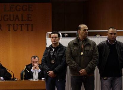 El juez Claudio Dall&#39;Acqua (izquierda), de Turín, escucha el testimonio del arrepentido Spatuzza protegido por la policía y una cortina.
