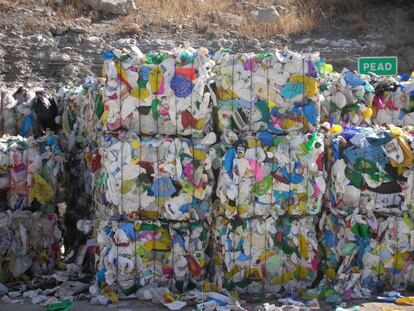 Balas de plástico apiladas pendientes del reciclaje.