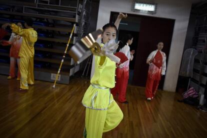 Una mujer practica artes marciales antes de una exhibición en Pekín (China).
