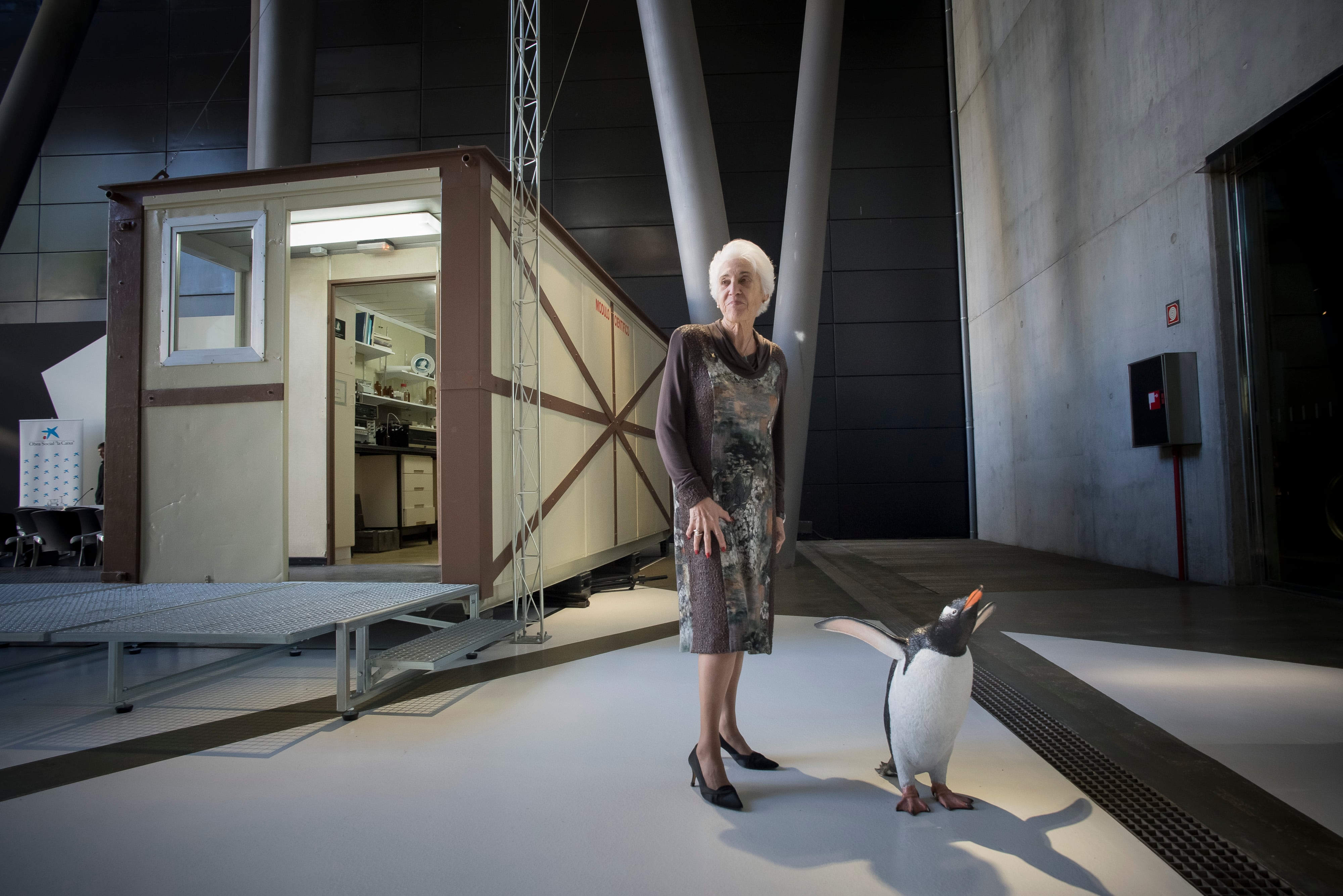 Josefina Castellví, exdirectora de la base en la Antártida, junto al modulo de la base que se expone en Cosmocaixa.