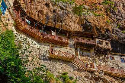 Alrededor del Peloponeso (Grecia). La historia y la leyenda colisionan en esta península montañosa sembrada de templos clásicos, palacios micénicos, ciudades bizantinas y fortalezas venecianas. Si a ello se añaden espectaculares picos y profundas gargantas abriéndose paso hasta playas desiertas, este puede ser un destino precioso para una ruta por carretera. En la esquina noreste de la península está la antigua Corinto, el último hogar de Jasón, el héroe de los Argonautas, el que se llevó el vellocino de oro. Desde aquí se puede comenzar una ruta que combina ciudades históricas y fortificadas con playas y algunas de las bodegas más interesantes de Grecia. Se enfila hacia el santuario de Zeus en Nemea; el yacimiento arqueológico de Micenas, en lo alto, o la costera Epidauro con su teatro del siglo IV antes de Cristo, una de las estructuras de la antigua Grecia mejor conservadas. Después, se emprende un recorrido circular por la bizantina Mistras, la antigua Olimpia, sede de los primeros Juegos, y la garganta de Lousios, donde se verá el monasterio de Prodromou en la pared de la montaña. Inicio: Corinto. Final: Nemea. Distancia: 635 kilómetros.