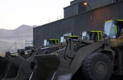 Fotografía de máquinas estacionadas  en la mina de cobre Chuquicamata, en la localidad de Calama (Chile).