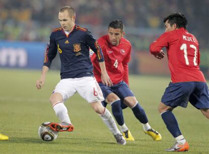 Iniesta controla el esférico ante Isla.