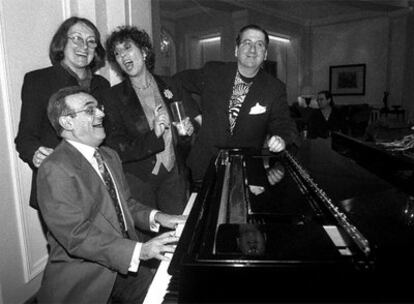 Terenci Moix al piano, con Maruja Torres (en el centro), Rosa Regás y Luis Antonio de Villena, en Madrid en 1998.