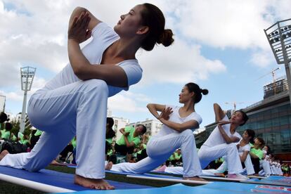 Participantes en una clase de yoga en Shenzhen (China).