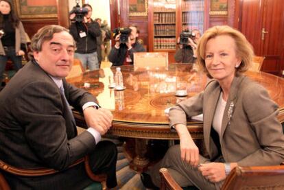 Juan Rosell y Elena Salgado, antes de la entrevista que mantuvieron ayer.