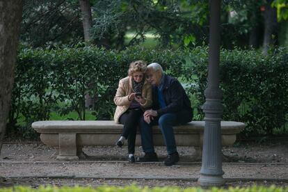 A couple in the Retiro Park, in Madrid, in April, 2022.