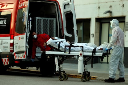 Un técnico sanitario traslada a un paciente