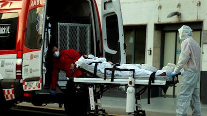 Un técnico sanitario traslada a un paciente