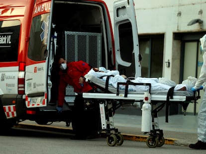 Un técnico sanitario traslada a un paciente