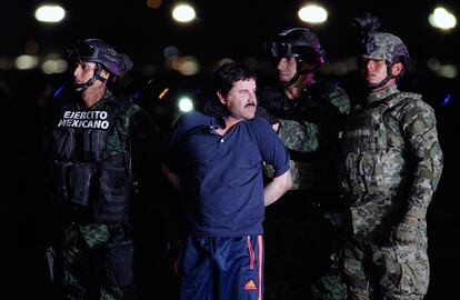 El señor de la droga Joaquín Guzmán Loera, 'El Chapo', esposado tras ser detenido, es mostrado a la prensa en un hangar federal de Ciudad de México, capturado tras una espectacular fuga de una cárcel de máxima seguridad, el 8 de enero de 2016.