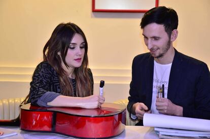 Dulce María y Salim Dobrnjić, durante una firma de autógrafos de la cantante mexicana, en Liubliana (Eslovenia), en 2015.