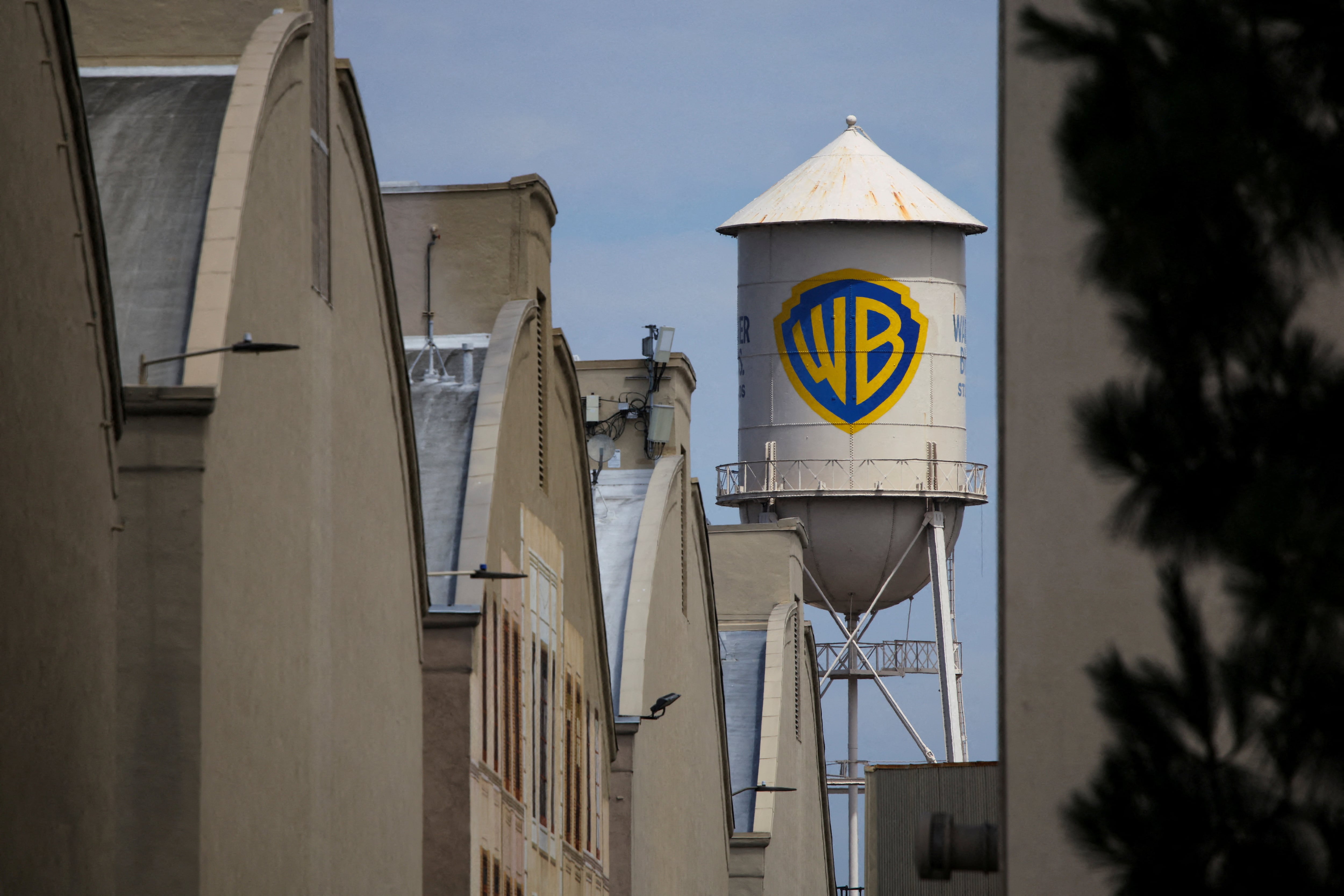 Una jueza bloquea temporalmente el acuerdo entre Paramount y Warner para crear el mayor grupo audiovisual de Estados Unidos