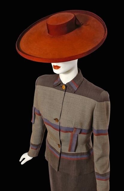 Adrian, el famoso diseñador de vestuario que convertía en divas a las actrices de la Metro Goldwyn Mayer, dejó el cine en 1941 para montar su propio taller de ‘prêt-à-porter’. Allí desarrolló trajes de chaqueta como este, del año 1946.