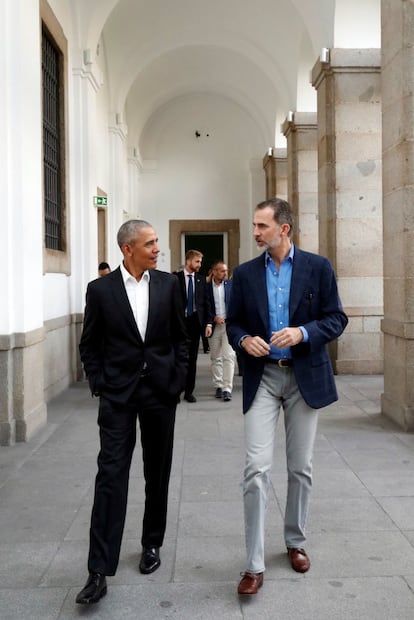 Fuentes de la Casa del Rey precisaron que, durante esta visita, Felipe VI regaló a Obama un libro sobre el 'Guernica' con una dedicatoria suya. En la imagen, Barack Obama y Felipe VI en el interior del Museo Reina Sofía.